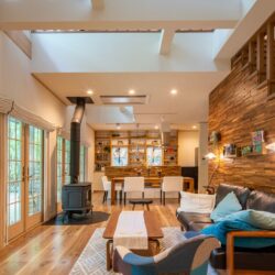 木の風合いが優しいリビング。