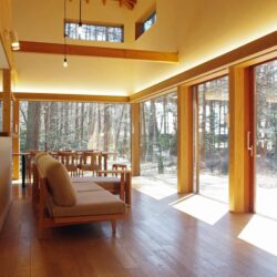 大開口の明るいリビング。