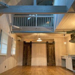 吹き抜け＆天窓で明るいリビング